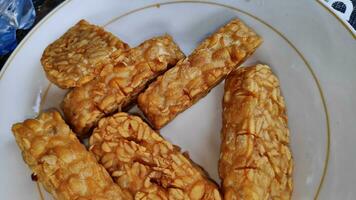 indonesiska traditionell måltid som heter tempe goreng eller friterad tempe foto