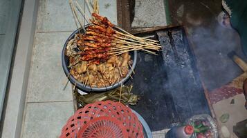 de bearbeta av brinnande satay på de brinnande kol foto