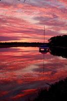 säker hamn vid solnedgången foto