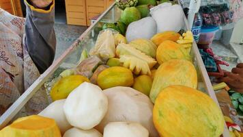 frukt Rujak vagn förbi gata säljare. Rujak frukt eller traditionell frukt sallad från indonesien foto
