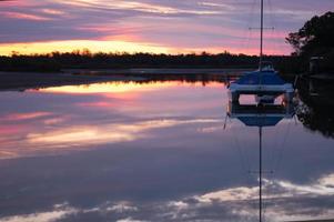 säker hamn vid solnedgången foto