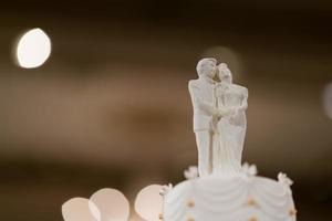 bröllop docka på tårta, kärlekspar foto