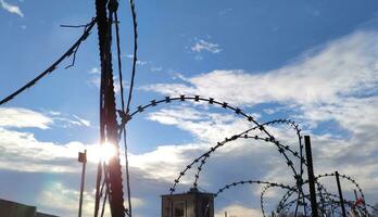 hullingförsedda tråd staket, fängelse och frihet konceptuell bakgrund foto
