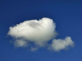 enda vit moln över blå himmel bakgrund. fluffig stackmoln moln form Foto