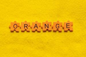 orange ord på gul bakgrund med kontursåg pussel bitar foto