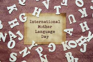 internationell mor språk dag - text på en bit av papper omgiven förbi brev foto