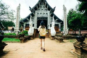 asiatisk resande ta en Foto till pagod av wat lok moli tempel i chiang mai stad, thailand