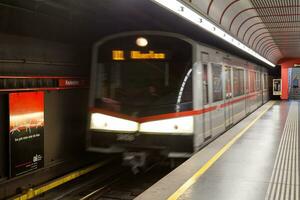 Wien, österrike - juni 17 2018 - tunnelbana tåg anländer till de plattform foto