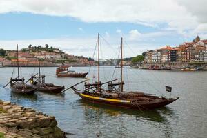 Porto, portugal - juni 03 2018 - trä- båtar på de douro flod foto