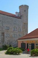 Tallinn, estland - juni 15 2019 - pilsticker torn av de toompea slott de stad Centrum foto