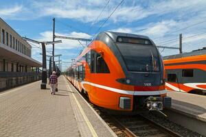 Tallinn, estland - juni 15 2019 - stadler flört tåg på de på baltic station i de stad Centrum foto