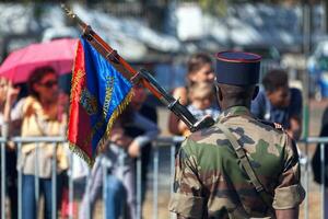 helgon denis, återförening - juli 14 2016 - bemästra sergeant från de rsma-r paradera med de flagga av hans regemente under bastille dag foto