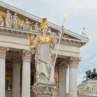 Wien, österrike - juni 17 2018 - athena fontän och de parlament i wien foto