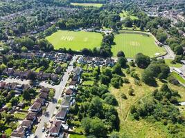 hög vinkel se av bostads- egendom under solnedgång över brittiskt luton stad av England Storbritannien foto