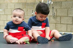 2 år gammal och 4 månader gammal bebis bröder är njuter på trampolin i de Hem trädgård på en skön dag över luton, England Storbritannien. underbar stänga upp bild var fångad på juli 23:e, 2023 foto