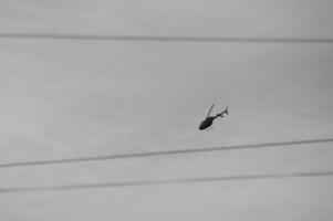 en små helikopter är flygande över luton stad av England Storbritannien, juni 23:e, 2023 foto