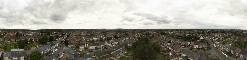 hög vinkel drönare kamera antal fot av panorama- dramatisk moln och himmel över de luton stad av England Storbritannien, augusti 4:a, 2023 foto