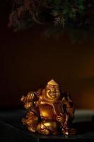 staty av skrattande buddha foto