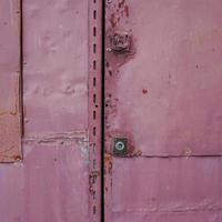 gammal övergiven metallisk dörr foto