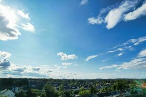 dramatisk moln och himmel över de luton stad av England Storbritannien. foto