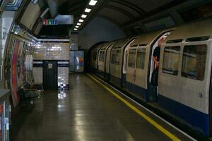 underbar låg vinkel se av brittiskt tåg och underjordisk metro järnväg plattform på hyde parkera central London stad av England bra Storbritannien, antal fot var fångad på aug 02:a, 2023 foto