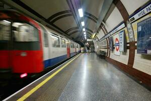 underbar låg vinkel se av brittiskt tåg och underjordisk metro järnväg plattform på hyde parkera central London stad av England bra Storbritannien, antal fot var fångad på aug 02:a, 2023 foto