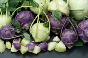 annorlunda typer av kålrabbi brassica oleracea från vår egen trädgård foto