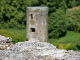 gammal sten över gammal torn bakgrund, blarney slott i Irland, gammal gammal celtic fästning foto