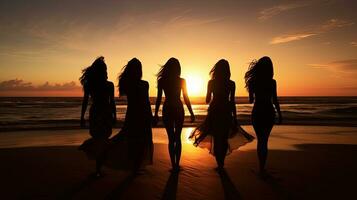 flickor på strand på solnedgång skisserat. silhuett begrepp foto