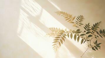 natur s tropisk löv kasta skuggor och solljus på en vit vägg textur för en tapet bakgrund skapande en skugga täcka över effekt. silhuett begrepp foto