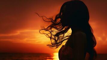 solnedgång silhuett av en kvinna foto