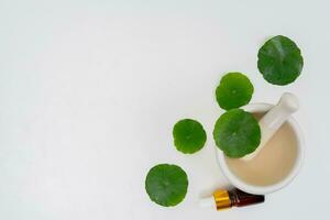 topp se glas bägare som innehåller vatten och centella asiatica dekorerad med erlenmeyer flaska och runda podium foto