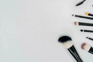 topp se av smink kosmetika uppsättning professionell smink verktyg. på en vit bakgrund foto