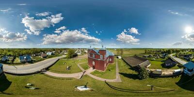 full hdri 360 panorama antenn se på trä- neo gotik katolik kyrka i landsbygden eller by i likriktad utsprång med zenit och nadir. vr ar innehåll foto