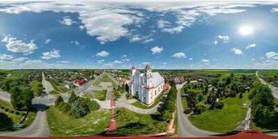full hdri 360 panorama antenn se på röd tegel neo gotik eller barock katolik kyrka i landsbygden eller by i likriktad utsprång med zenit och nadir. vr ar innehåll foto