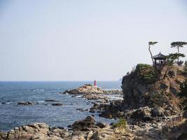 vacker klippa vid havet i naksansa-templet, Sydkorea foto