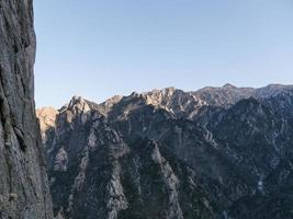 vacker bergspanorama i Seoraksan nationalpark, Sydkorea foto