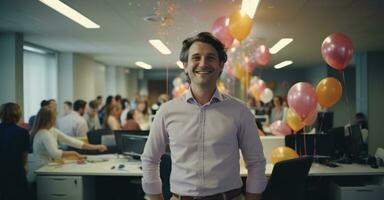 ett kontor firande av en kollegas födelsedag terar kaka, ballonger, och glad ansikten foto