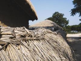 gammalt sugrörstaket i traditionell by i Sydkorea foto