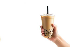 en hand innehav hämtmat plast kopp av utsökt iced bubbla mjölk te och svart pärlor isolerat på vit bakgrund med kopia Plats. ai genererad foto