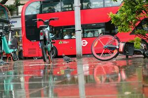 låg vinkel se av upptagen central London stad och väg med trafik under regn och molnig dag över England bra storbritannien av Storbritannien. bild var fångad på augusti 2:a, 2023 foto