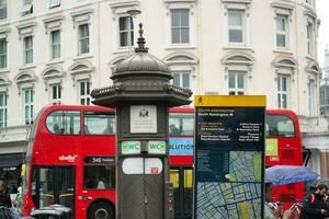 låg vinkel se av central London stadens väg och byggnad under molnig dag med regn över England förenad rike, bra Storbritannien. bild var fångad på augusti 2:a, 2023 foto