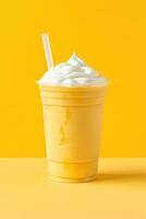 mango smoothie milkshake i plast hämtmat kopp isolerat på gul bakgrund. ai genererad foto
