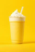 mango smoothie milkshake i plast hämtmat kopp isolerat på gul bakgrund. ai genererad foto