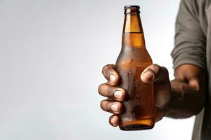 en manlig hand innehav upp en flaska av öl isolerat på en vit bakgrund med kopia Plats. ai genererad foto