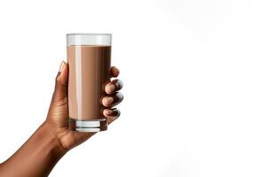 hand innehav en glas av utsökt choklad mjölk isolerat på vit bakgrund med kopia Plats. ai genererad foto