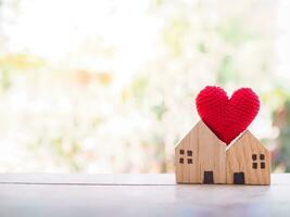 miniatyr- hus med röd hjärta för investering fast egendom begrepp. foto