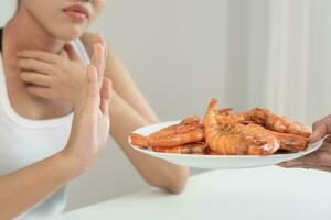 mat allergier, kvinnor ha reaktioner klåda och rodnad efter äter räka, skaldjur allergi, klåda, utslag, abdominal smärta, diarre, bröst åtdragning, medvetslöshet, död, svår undvika allergier foto