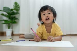 Lycklig Asien barn spelar inlärning måla på papper. aktivitet, utveckling, iq, ekv, meditation, hjärna, muskler, grundläggande Kompetens, familj har roligt utgifterna tid tillsammans. Semester foto