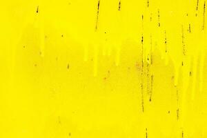 rostig gul metall abstrakt bakgrund. textur av ett gammal tallrik med droppande färgade knäckt måla foto